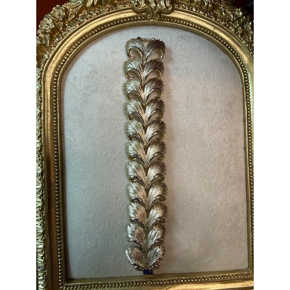 Lisner 7" Light Gold Tone Leaf Link Bracelet Elegant Design